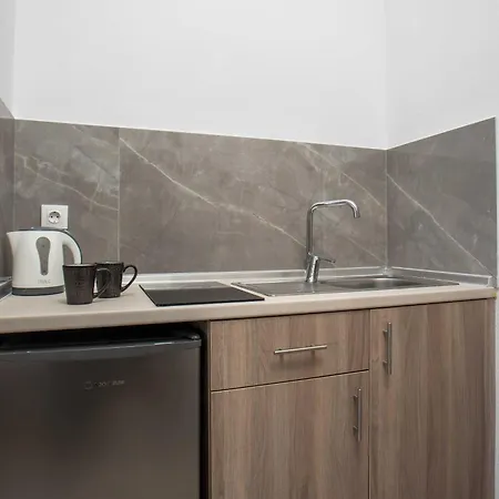 Butterfly Studios, 3* 法里拉基