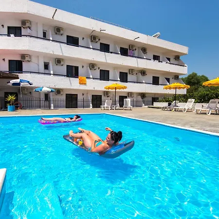Butterfly Studios, Ξενοδοχείο με διαμερίσματα Φαληράκι